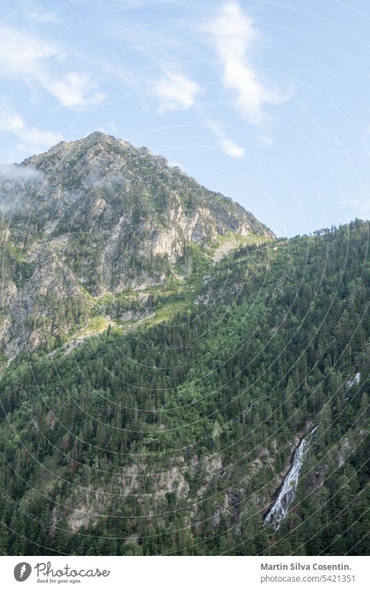 Kuh am Aussichtspunkt des Gerber-Wasserfalls in Baqueria in Catalunya im Sommer. Abenteuer Höhe aran Hintergrund Rucksack Katalonien katalonien Kaukasier Paar