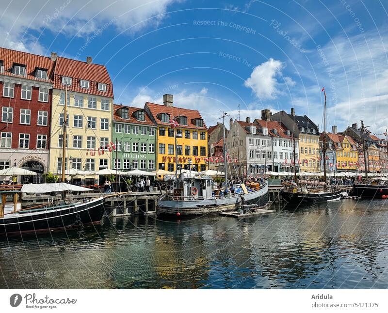 Nyhavn Kopenhagen Dänemark Tourismus Ferien & Urlaub & Reisen Stadt Skandinavien Hafen Wasser Gebäude Häuserreihe bunte Fassaden Himmel Schifffahrt