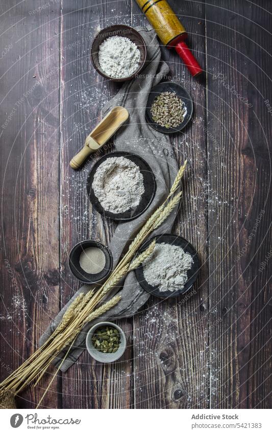 Zusammengesetzte Schalen mit Mehl und Samen zum Brotbacken Weizen Bestandteil rustikal Bäckerei Küche Korn sortiert trocknen Roggen anders Layout Feinschmecker