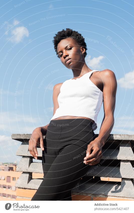 Stilvolle schwarze weibliche Modell stehen anmutig auf dem Dach Frau Dachterrasse Vorschein selbstbewusst Outfit cool Glamour Windstille schlanke positiv