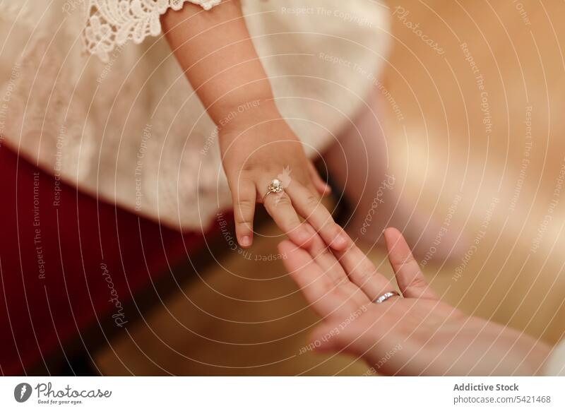 Kleines Mädchen und Braut mit Ringen Hochzeit Hand Kind Stil niedlich filigran elegant Angebot romantisch Accessoire hochzeitlich Schmuck weißes Kleid sanft