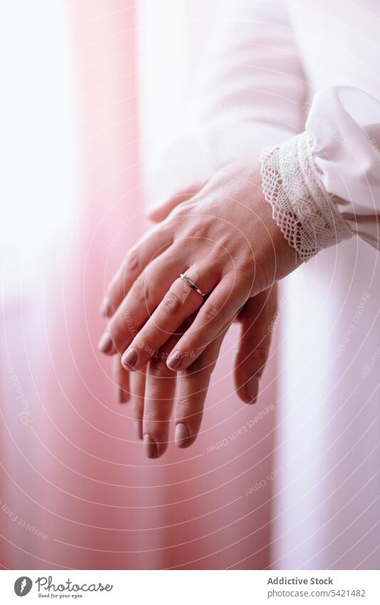Anonyme Braut im weißen Kleid mit Ring am Finger Hochzeit weißes Kleid Spitze Manschette Hand elegant Frau Detailaufnahme Heirat romantisch hochzeitlich Schmuck