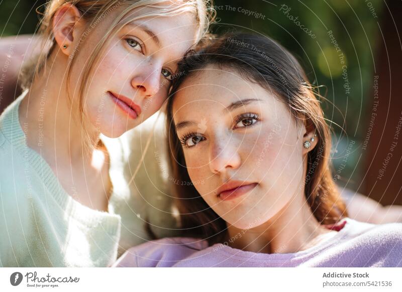 Charmante Schwestern im Teenageralter schauen in die Kamera im Park Angebot charmant Vorschein Zusammensein filigran Mädchen Garten Natur Sommer sonnig