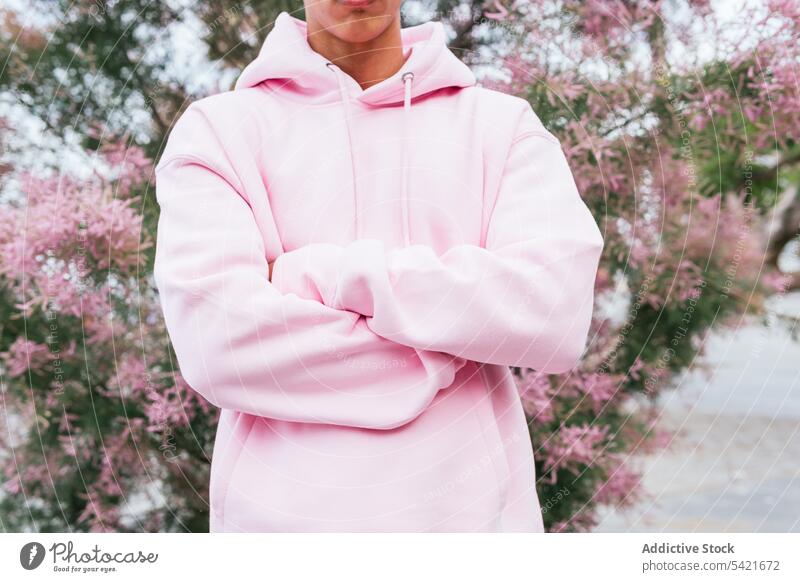 Anonymer ethnischer Mann mit rosa Kapuzenpulli Stil Hipster trendy modern Farbe Outfit selbstbewusst jung Afro-Look tausendjährig männlich ernst Afroamerikaner