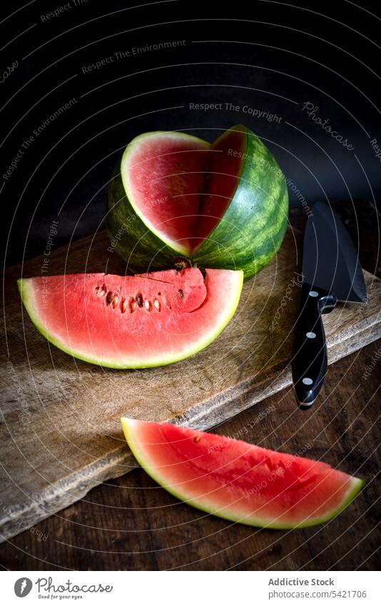 Saftige Wassermelone auf Holztisch mit Messer Scheibe Frucht süß Sommer lecker Tisch reif frisch Lebensmittel Gesundheit Vitamin organisch Veganer Ernährung