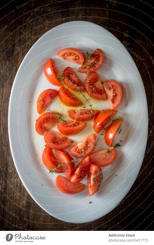 Leckere Tomatenscheiben auf einem Teller auf dem Tisch Scheibe Kraut dienen reif Spielfigur Gemüse lecker Lebensmittel Mahlzeit geschmackvoll frisch Speise