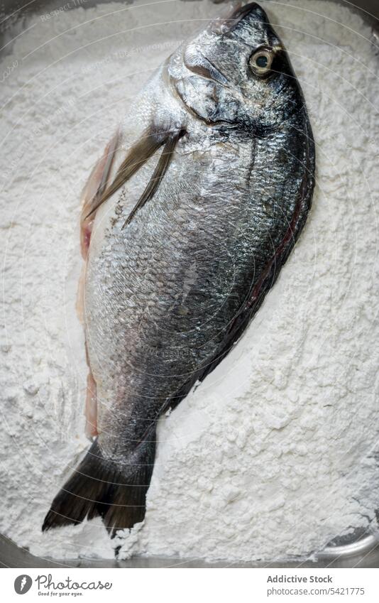 Roher Fisch und Weißmehl Mehl Rotauge roh frisch Koch Lebensmittel kulinarisch Küche vorbereiten ungekocht Bestandteil Mahlzeit Ernährung Produkt Rezept