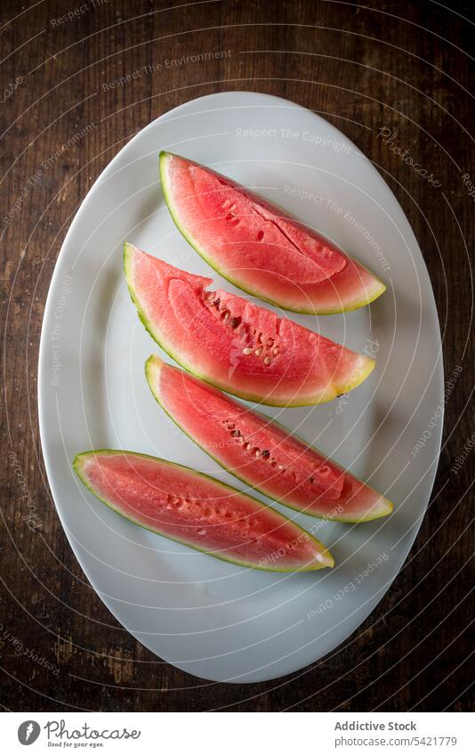 Saftige Wassermelone auf Holztisch Scheibe Frucht süß Sommer lecker Tisch reif frisch Lebensmittel Gesundheit Vitamin organisch Veganer Ernährung natürlich