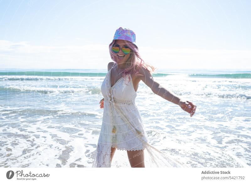 Sorglose Frau genießt Urlaub am Meer MEER Strand Sommer sorgenfrei Freiheit genießen Feiertag Ufer rosa Haare gefärbtes Haar Küste Lächeln heiter Kleid Glück