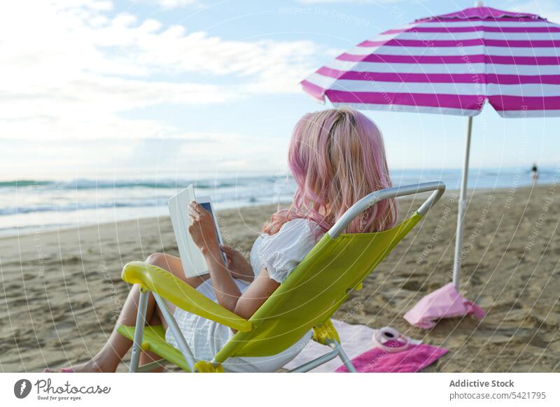 Unbekannte Frau mit Tablet im Liegestuhl am Strand Arbeit freiberuflich Urlaub Sommer Tablette benutzend Meeresufer Apparatur Gerät sitzen Browsen Sand