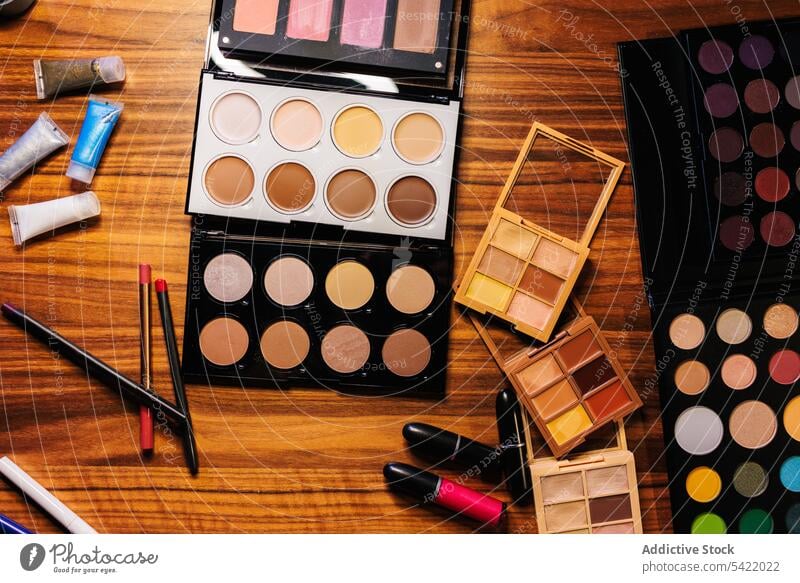 Schminkutensilien auf dem Tisch Lidschatten Kosmetik Make-up Schönheit Gesicht Lippenstift Kulisse Gesichtsbehandlung Vorrat Produkt farbenfroh Kosmetologie