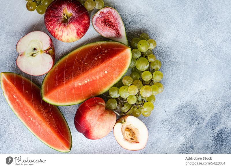 Rahmen mit Früchten der Saison auf weißer Oberfläche saisonbedingt Frucht hoher Winkel von oben Wassermelone Traube Apfel geschnitten frisch Lebensmittel