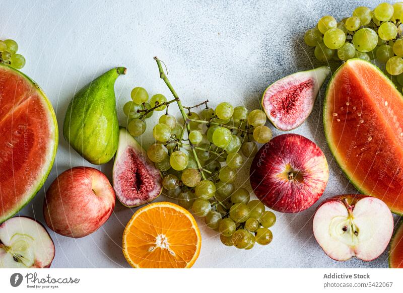 Rahmen mit Früchten der Saison auf weißer Oberfläche saisonbedingt Frucht hoher Winkel von oben Wassermelone Traube Apfel geschnitten frisch Lebensmittel
