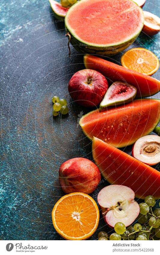 Obstrahmen der Saison auf dunkler Oberfläche saisonbedingt Frucht Rahmen hoher Winkel von oben Unschärfe Wassermelone Traube Apfel geschnitten frisch