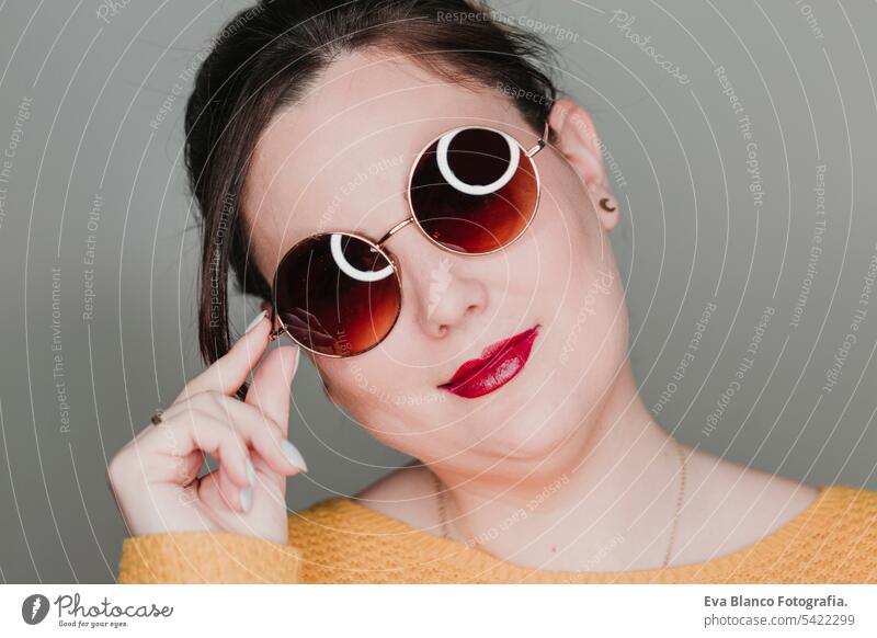 junge Frau Nahaufnahme Porträt mit Sonnenbrille lächelnd. führte Ring Reflexion in den Augen. Real Frau Konzept Mode Glamour Mund Kaukasier Make-up Weiblichkeit