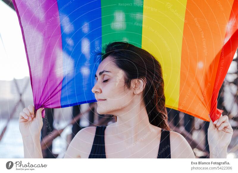 junge schöne Frau hält einen Regenbogen Homosexuell Flagge im Freien. LIFESTYLE und Stolz Konzept. Liebe ist Liebe Tag Gemeinschaft schwul stolz Sex Leben Fahne