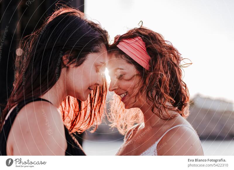 junges lesbisches Paar umarmt bei Sonnenuntergang im Freien. Lifestyle und Stolz Konzept. Liebe ist Liebe Freunde lässig schwul urban heiter Freundin Stehen