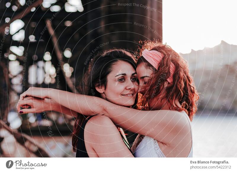 junges lesbisches Paar umarmt bei Sonnenuntergang im Freien. Lifestyle und Stolz Konzept. Liebe ist Liebe Freunde lässig schwul urban heiter Freundin Stehen