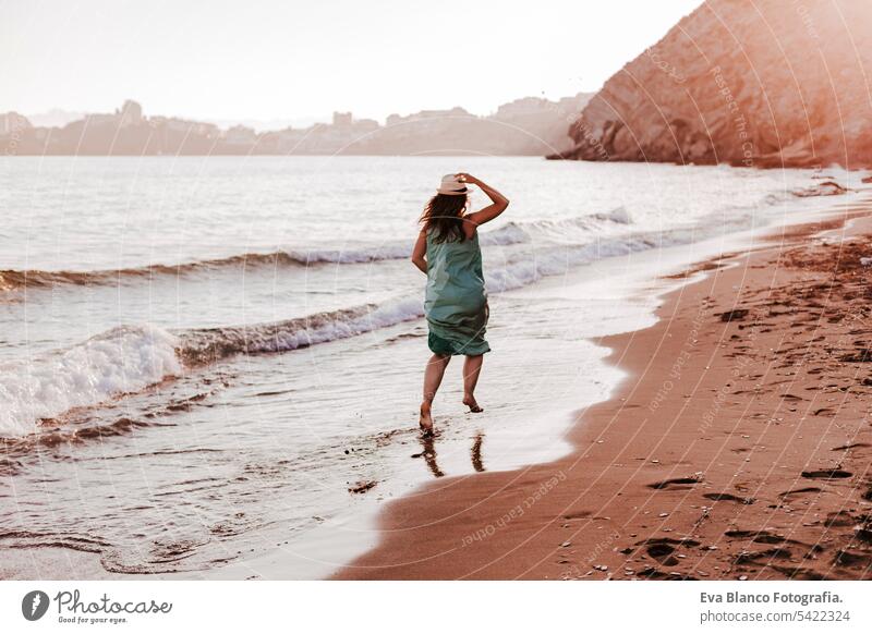 junge schöne Frau läuft am Strand bei Sonnenuntergang. Entspannen und Urlaub Konzept niedlich Model Ufer frisch Spaziergang Licht Tourismus Bewegung Sonnenlicht
