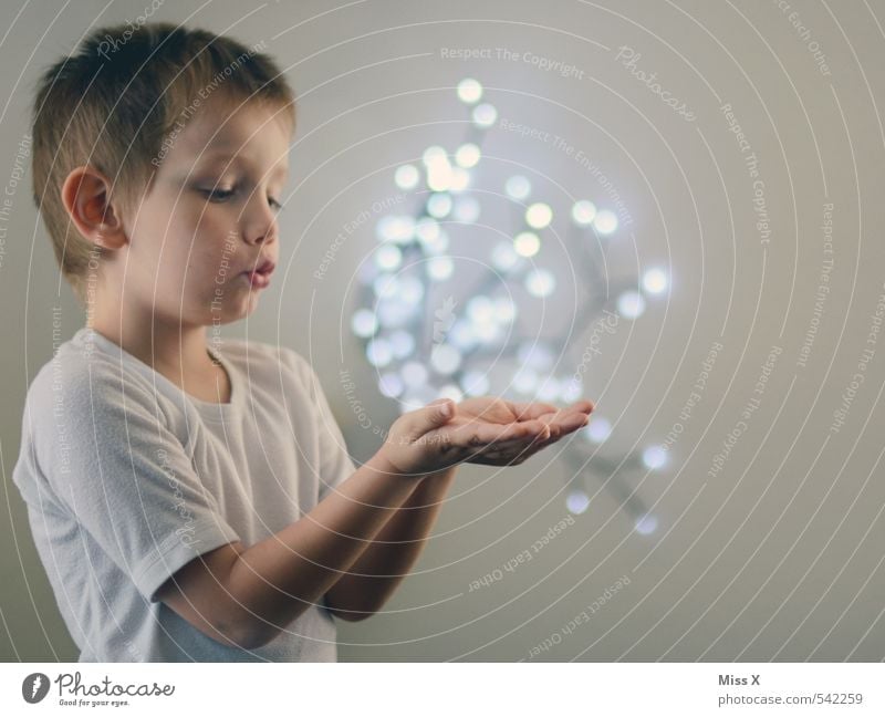 Zauberer Freude Fortschritt Zukunft Energiewirtschaft Mensch maskulin Junge Hand 1 3-8 Jahre Kind Kindheit fliegen glänzend leuchten Gefühle Stimmung Glück