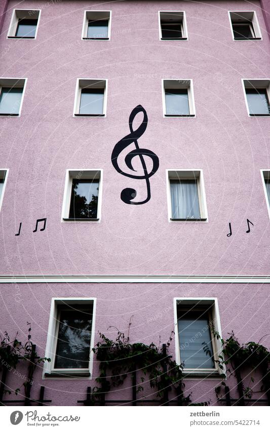 Fassade mit Notenschlüssel altbau architektur außen berlin city deutschland fassade fenster froschperspektive gebäude haus innenstadt kiez leben