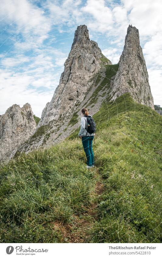 Frau wandert auf Pfad in den schweizer Bergen Aussicht Panorama (Aussicht) Berge u. Gebirge Himmel Wolken Alpstein wanderland Appenzellerland Gras Steine Felsen