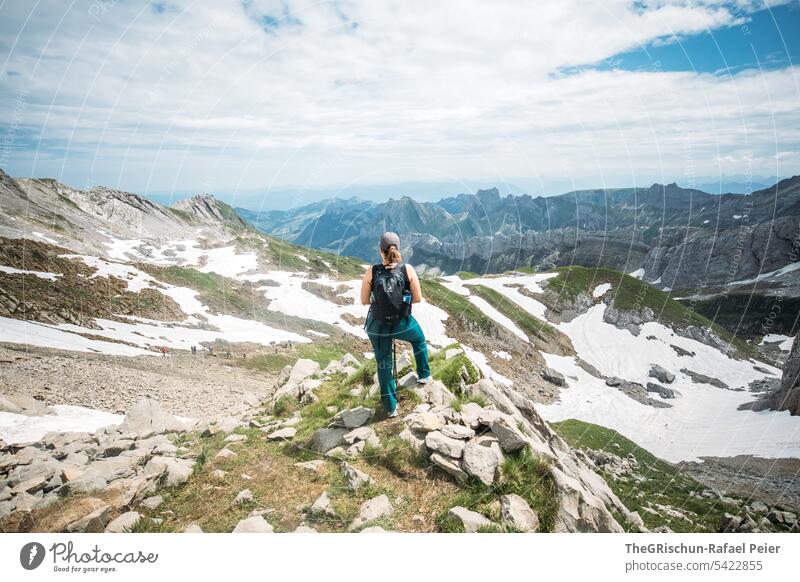 Frau steht vor Bergpanorame - Schweiz Berge u. Gebirge Alpstein wanderweg wandern Wolken alpstein Landschaft schweiz Tourismus Farbfoto appenzellerland Alpen