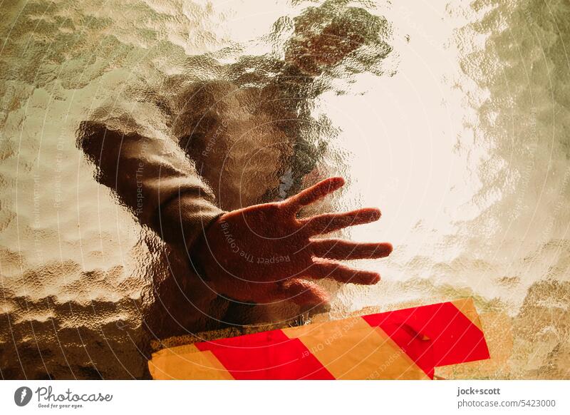 Unbekannter legt seine Hand auf die Glasscheibe Mann Mensch Identität Unschärfe durchsichtig Hintergrund verschwommen hinter Glas Silhouette Deformation