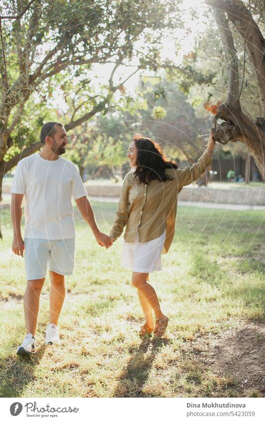 Paar umarmt im Sommer Park in Olivenhain in grün olive Farbpalette. Erdige Töne Liebe und Paar Ziele ästhetisch. Umarmung Familie Zusammensein Leinen Ästhetik