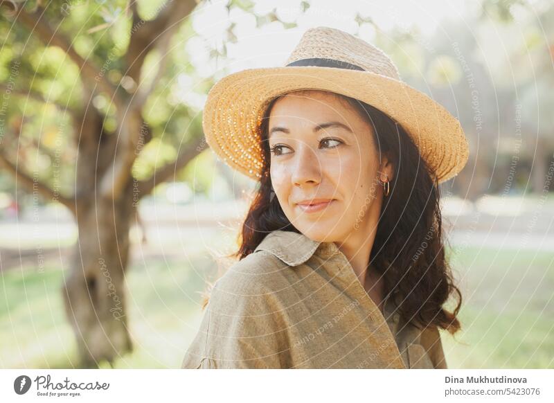 schöne 30 Jahre alte Millennial-Frau Gesicht Nahaufnahme in Hut und olivgrünem Leinenhemd im Park mit weichen Sonnenlicht Herbst oder Sommer Porträt Junge Frau