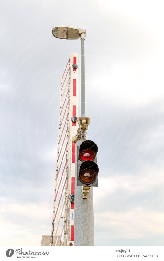abgefahren | offene Schranke mit Ampel und Laterne vor bewölktem Himmel Straßenlaterne Strapenbeleu Straßenbeleuchtung Wolken Schienenverkehr Beleuchtung