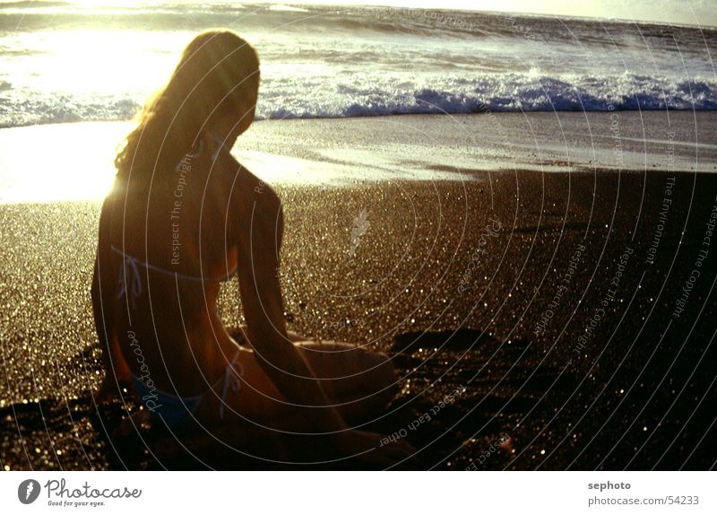 Rückenwind in der Sonne Atlantik Meer Frau Mädchen Bikini Strand Wellen Lanzarote Top blond Gegenlicht Sonnenuntergang Schaum Sonnenaufgang Licht Schneidersitz