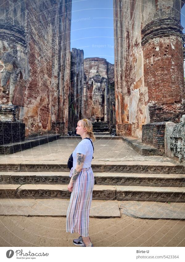 Junge Frau vor einem Tempel in Sri Lanka Urlaub Urlaubsstimmung Kultur Fernreise Sommer historisch Wahrzeichen Ferien & Urlaub & Reisen Architektur