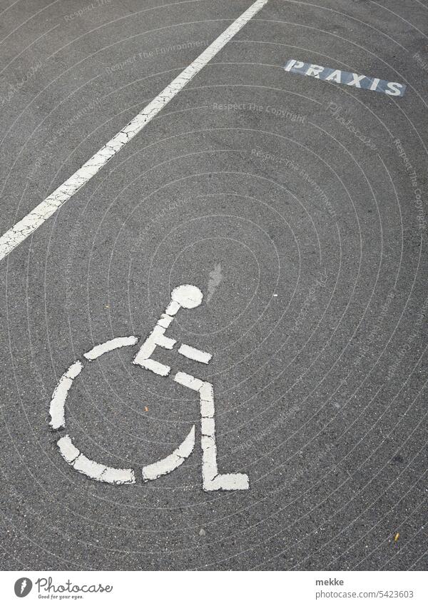 Doppelt freihalten Behindertenparkplatz Parkplatz parken Behinderung Arzt barrierefrei Behindertengerecht Praxis Schilder & Markierungen Zeichen Klinik
