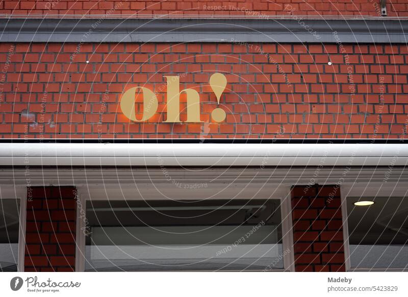 oh! Ein leerstehendes Geschäft oder Gastronomie mit alter Fassade aus braunem Backstein in der Altstadt des Staatsbad Bad Salzuflen bei Herford in Ostwestfalen-Lippe