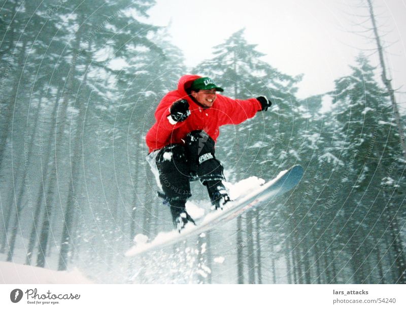 Glückssprung springen Snowboard Winter Luft rot Wald Schnee Schanze Wintersport Nervenkitzel Freude Funsport Begeisterung hoch weit Geschwindigkeit
