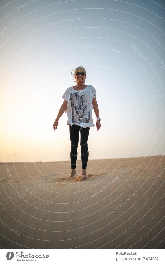 #A0# Jumper Sand Wüste wüstenlandschaft Wüstendüne wüstensand Frau Dynamik Bewegung sprung Himmel Natur Düne Ferien & Urlaub & Reisen Landschaft Strand