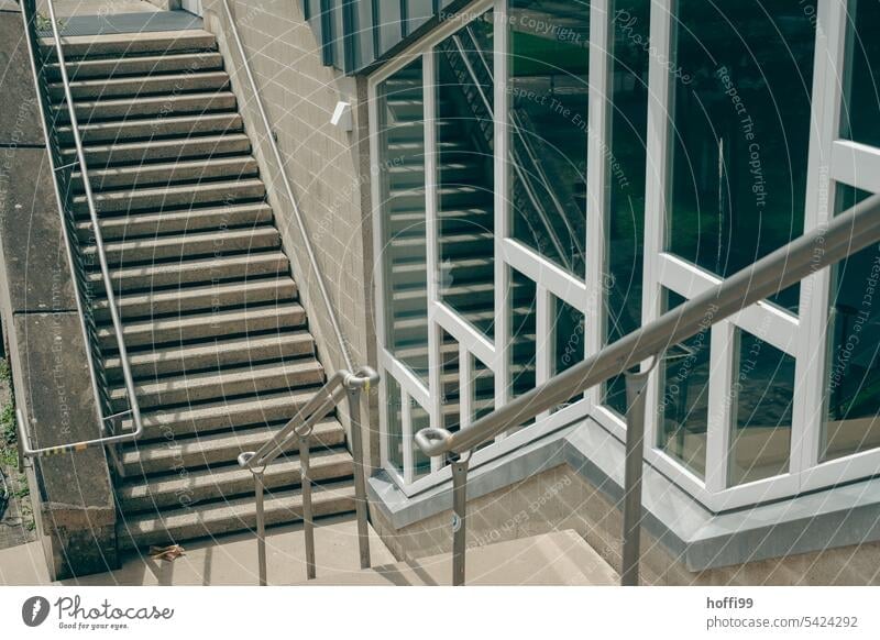 Treppauf Treppab im Spiegel einer Grasscheibe treppab Treppenstufen Geländer Zugang auf und ab aufwärts abwärts Treppengeländer aufsteigen Abstieg
