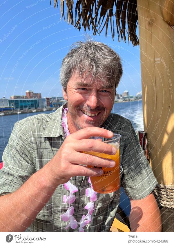 Mann genießt einen Drink auf einer Tiki-Bootsfahrt im Freien Landschaft Wasser reisen Tourismus Reisender Urlaub malerisch Ausflug trinken Cocktail