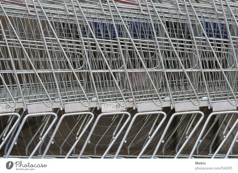 Schlange stehen Einkaufswagen Supermarkt Gitter silber