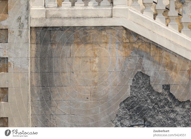 Detail einer historischen Fassade mit Treppengeländer und abgeplatztem Putz Geländer platzen beschädigt Schaden Störung Italien italienisch Mauer Mauerwerk