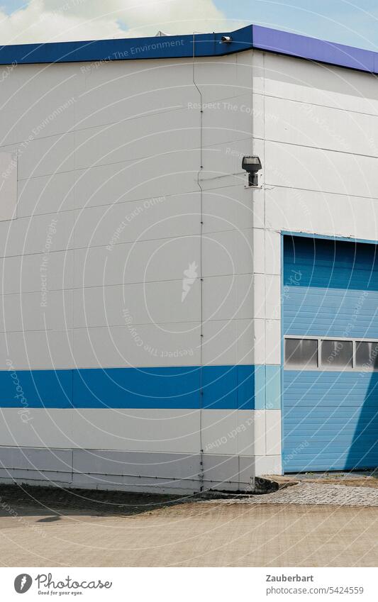 Halle mit blauem Streifen, blauem Tor und Laterne, weiße Fassade in Industriegebiet tor schlicht öde topographic new topographic langweilig Gebäude Lagerhalle