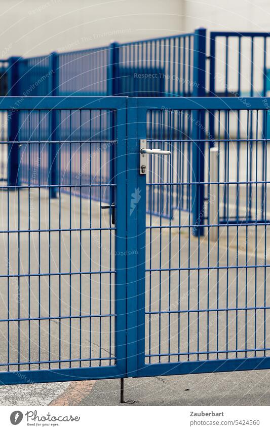 Blaues Tor aus modernem Gitter, dahinter das blaue Gitter selbst, bildet eine blaue Gitterstruktur vergittert Struktur öffnen schließen verschlossen zu Zugang