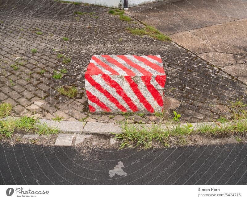 Stein mit roten Streifen als Markierung am Wegesrand Poller Hinweis Orientierung Richtung Schutz Farbe Warnfarbe Wege & Pfade gestreift improvisiert
