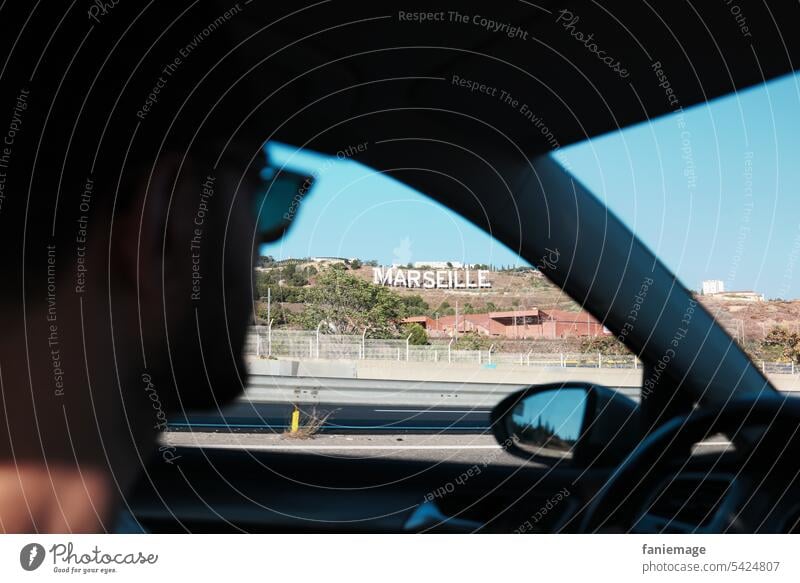 Ankunft in Marseille mit Blick aus dem Autofenster zum Schriftzug der Stadt Südfrankreich Provence Planète Mars Marseille Sign Roadtrip Mann Brille Sonnenbrille
