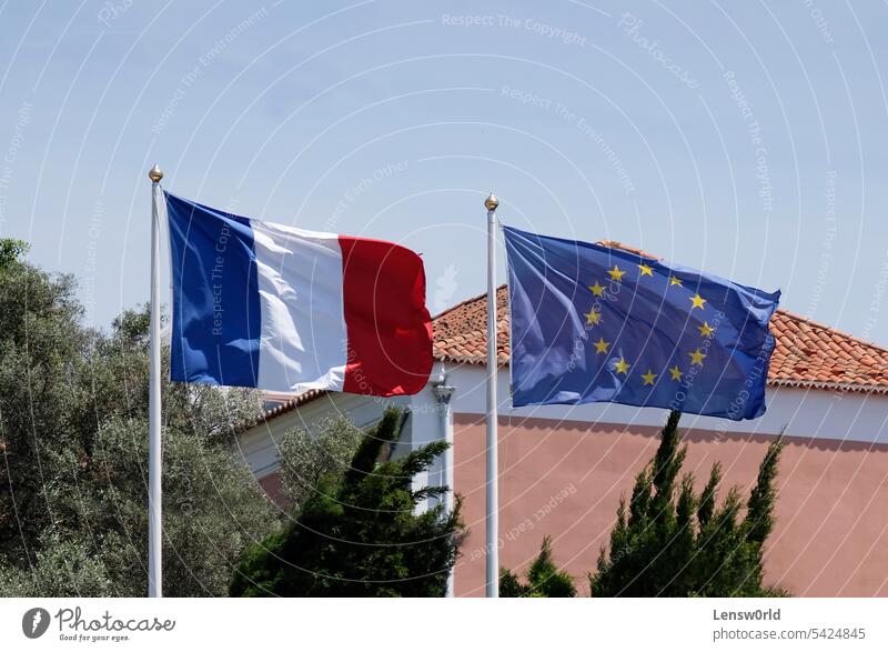 Die französische Nationalflagge neben der Flagge der Europäischen Union an einem sonnigen Tag Transparente blau Zusammenarbeit Länder Land EU Europa Europäer