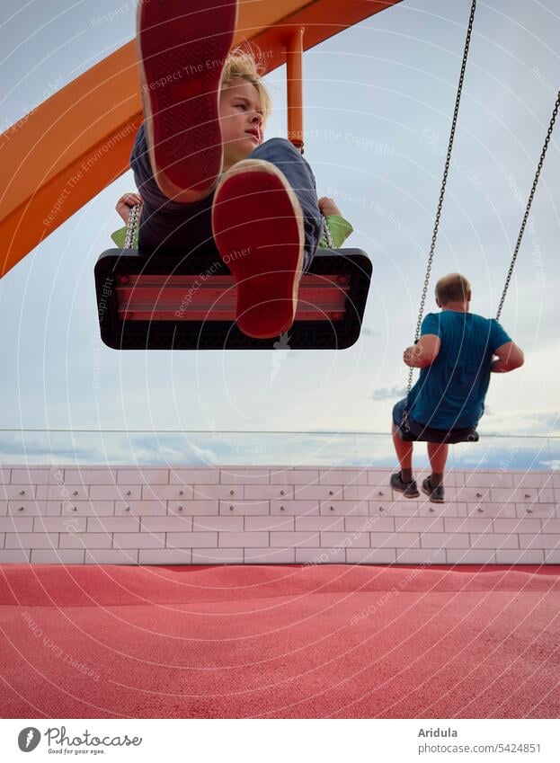 Hin und her im Wind mit Ausblick Kind Schaukel schaukeln Vater Papa Spielplatz Dachterasse Himmel Kindheit Spielen Bewegung