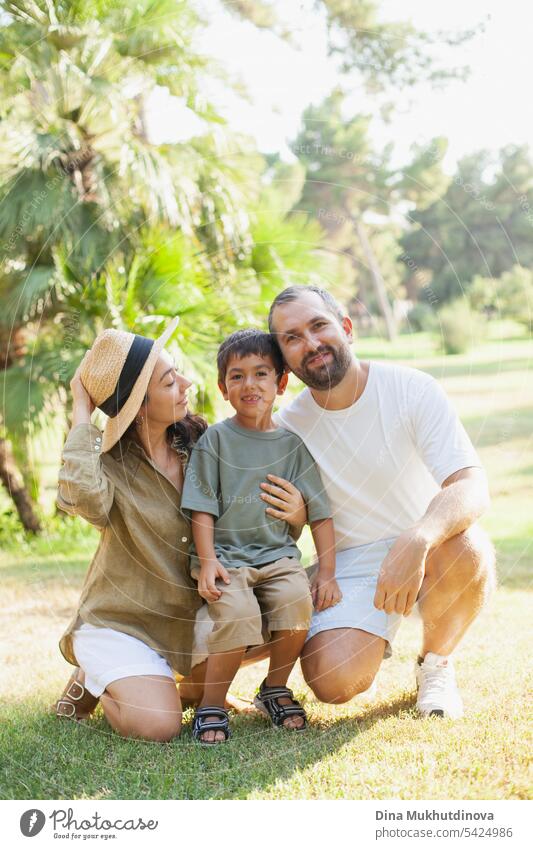 glückliche Familie lächelnd mit einem Sohn im Park im Freien im Sommer Mama Papa Vater Mutter Elternschaft Vaterschaft Mutterschaft Liebe Zusammensein Kind