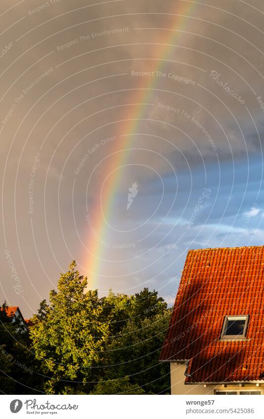 Der Regenbogen gegenüber Haus Hausecke Außenaufnahme Stadt Menschenleer Farbfoto Sonnenschein Regen und Sonnenschein Himmel Tag Sonnenlicht Kontrast
