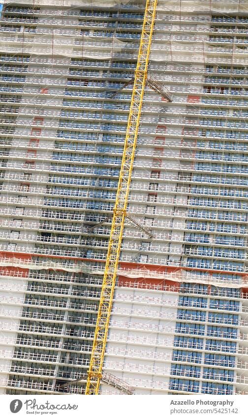 Moderner unvollendeter Wolkenkratzer mit einem Hebekran. Appartement architektonisch Architektur Hintergrund Balkon Klotz Gebäude Business Zement Großstadt